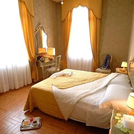 Canal & Walter Hotel