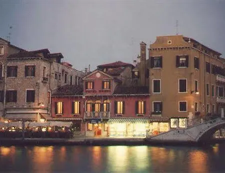 Canal & Walter Szálloda